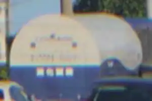 信号が赤に変わり止まると、対向のタンクローリーが電話しながら信号無視して交差点通過