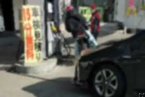 ナンバープレートをつけないまま走行し、そのままガソリンスタンドまで利用している