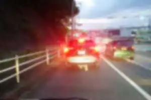十字路で全体停車中、右折レーンで待機していたトヨタRAV4がウインカー無しでこちらに割り込み

市原310り3588