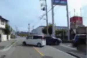 トヨタ　ルーミー　白
50代くらいのババア
兵庫県伊丹市荒牧
関西スーパー荒牧店から、右折入出庫禁止にも関わらず、こちらが直進しているところに急に飛び出して割り込み。