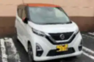 駐車場で後ろにビタビタに付かれて煽られ、中指を立てられた。
黒縁メガネで黒髪黒服の若い女性。