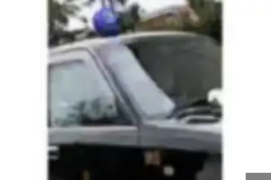 横断歩道手前に駐車する黒ナンバー軽自動車と、横断歩道手前で一時停止・安全確認せずに速いスピードで横断歩道を通過するタクシー。どちらも違法で、当然プロドライバーとして失格。
なお道路交通法第38条第2項では、横断歩道や自転車横断帯やその手前で止まっている車があるときは、そのそばを通って前方に出る前に一時停止をしなければならないと定められています。