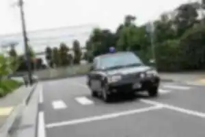横断歩道手前に駐車する黒ナンバー軽自動車と、横断歩道手前で一時停止・安全確認せずに速いスピードで横断歩道を通過するタクシー。どちらも違法で、当然プロドライバーとして失格。
なお道路交通法第38条第2項では、横断歩道や自転車横断帯やその手前で止まっている車があるときは、そのそばを通って前方に出る前に一時停止をしなければならないと定められています。