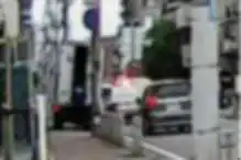 14時30分ごろ、歩道をふさいで停車する迷惑トラックとそれを素通りする、パトロール中のパトカーを目撃。この場所は幼いこどもが多く、歩道もよく通っているのを見かけるため、警察を含めて、当地域の安全対策のなさを感じて残念。