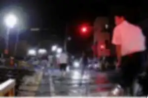 警報機が鳴っている踏切にて停止中のできごと。無法状態！
一時停止しない自転車に続々と追い抜かれ、逆走自転車が前方から衝突すれすれを通り過ぎ、さらに並走自転車や無灯火自転車、遮断機が下りてもまだ踏切内に立ち入る行為を目撃した。
証拠写真を５枚ピックアップしておきます。