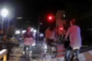 警報機が鳴っている踏切にて停止中のできごと。無法状態！
一時停止しない自転車に続々と追い抜かれ、逆走自転車が前方から衝突すれすれを通り過ぎ、さらに並走自転車や無灯火自転車、遮断機が下りてもまだ踏切内に立ち入る行為を目撃した。
証拠写真を５枚ピックアップしておきます。