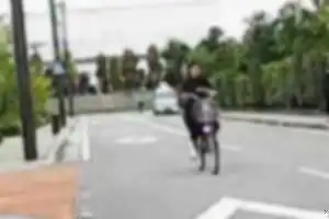 自転車が走っていい場所を知らない危険な人。車道の真ん中を逆走している。