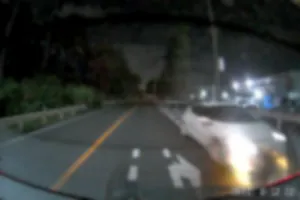 暴走運転。ホンダcrz白。信号待ちで停車中後ろから猛スピードで突進して左側のゼブラゾーンにギリギリ入りそのまま爆走！90キロは出てます。夜22時頃日高市の国道407で良く見かけます。常に暴走してます。
警察捕まえてくれ〜