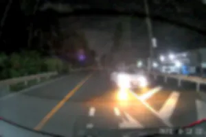 暴走運転。ホンダcrz白。信号待ちで停車中後ろから猛スピードで突進して左側のゼブラゾーンにギリギリ入りそのまま爆走！90キロは出てます。夜22時頃日高市の国道407で良く見かけます。常に暴走してます。
警察捕まえてくれ〜