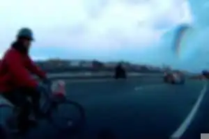 自転車で逆走して製鉄会社の工場に入場。歩行者の脅威・自動車の脅威・順法意識の欠如・安全意識の欠如・工場の安全教育の欠落・こどもへの悪影響・地域社会への悪影響。