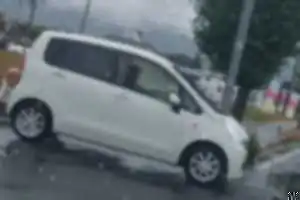 白いムーブ

横から一時停止を無視して
こちらは動いているのにも関わらず
強引に割り込んできた。
その後ハザードつけっぱなしで
走行していた。