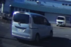 駅のロータリーで2重駐車するバカ。