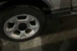 当方が既に駐車済みで降車しようとしたところ…
他所が空いているのにわざわざ隣のスペースへ駐車しようと
バックで近づいて来ました。

しかし下手くそすぎて当方車両の左前フェンダー・ミラーに衝突寸前でした。

詫びることもなく平然とやりなおし、店舗内へ逃走。
加えてやり直し後の駐車も酷いもので、白線を踏んでいました。
犯人は30〜40代の痩せこけた男。