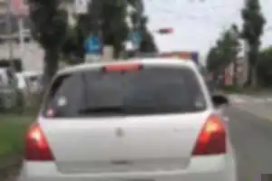 ダイハツ、ピンク色のムーヴ。
第2車線から強引に左折して行った。