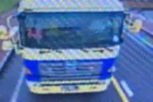 島根県松江付近で、このトラックは車間をとらないし、割とビタ付けしてくる。
信号で止まっても、かなりビタ付けしてくる。
コイツはお尻狙いの、ホモなのか？？
車体の横に、8217という数字が書いてあった。
このトラックを見かけたら、お尻を隠そうね。
ホモっぽいから。