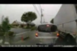 　瀬戸内陸運(株)のトラック。6790
 9月25日、6時33分。朝霞市の文明堂の交差点で詰まってしまい、少し後ろに出てしまったこちらの車に対し、右折してくるこのトラックが、交差点を少し回れば優に右折できたにも関わらず、こちらの車と5cm程の隙間しかないぐらいまで幅寄せしてプレッシャーを与えてきた。
　そんな事で短気を起こして嫌がらせをするのなら、トラックという凶器にもなり得る車を運転する資格は無い。