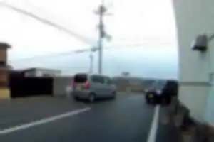 通行区分違反。大きく白線を超えて通行。路側帯を通行中の歩行者と接触の可能性あり。危険運転。