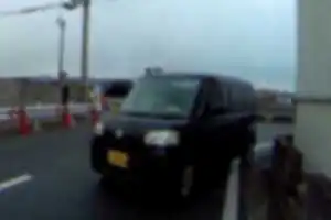 通行区分違反。大きく白線を超えて通行。路側帯を通行中の歩行者と接触の可能性あり。危険運転。