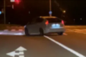 恵庭３６号線のプリウス。
猛スピードで追い越して行った後、
赤信号の交差点手前の車線変更
禁止場所で右車線から左車線に
急に車線変更。
そして赤信号無視で左折。
#プリウス
#札幌
#恵庭