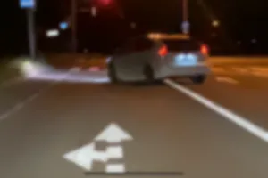 恵庭３６号線のプリウス。
猛スピードで追い越して行った後、
赤信号の交差点手前の車線変更
禁止場所で右車線から左車線に
急に車線変更。
そして赤信号無視で左折。
#プリウス
#札幌
#恵庭