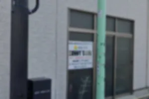 ＊場所:大田区池上8-2-10 1階がデイサービスの小さいマンション付近(私道ではなく公道上)
＊対象の車:デイサービスの送迎車
＊当方:二輪車
＊内容
　→デリバリーの配達で停車し、商品を持って配達先に向かおうとしたところ、対向車の送迎車が何故か真正面(この時点で逆駐車)に来てどけと言わんばかりのクラクション。初めは停めてはいけない場所なのかと思い仕方なく押して移動したが、すれ違いざまにかなり寄せてきた為、バランスを崩しそうになり手首を捻って痛めた。注意書きの張り紙もなく、出入り口でもなかった為、運転手に許可を取った専用の場所なのかと聞いたところ、もじもじしながら目も合わせずに「デイサービスだから」とまるで中身のない説明。次の配達もあったので警察には連絡しなかったが今後痛みが治らなければ通報する予定。