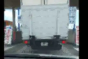 2度にわたる割り込みに料金所では、バック灯で威嚇❗️全く非常識きわまりない‼️
会社名が記載されてないからか？
こんな運転するやつ❗️