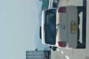 いきなり煽られ
なかにいるサングラスをかけた女が
いきなりスピードあげたかと思ったら
急に割り込み
ラパンかなり悪質