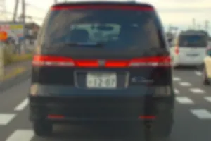 アホンダ エリシオン 黒

踏切は一時不停止でくっついてきて、おまけに赤信号も無視しやがった糞デブ豚オヤジ。

ルームミラー裏に銀色の丸いステッカーあり。
ホンダ系列の社員の可能性がある。