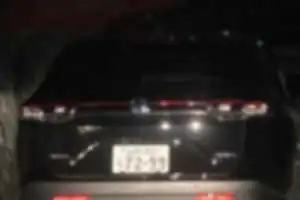 狭い道路に路駐
自宅前にしています
田舎だからってところ構わずしていいわけではない
迷惑とか考えないのかしら
そこはあなたの敷地ではありません