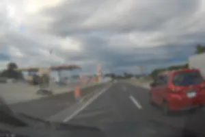 時速40キロの道路で30キロで走行。渋滞を作り。
二車線の国道で60キロの道路を最初は50キロで走行。
その後抜くと90キロ程で、抜き返してしきました。
抜かれたくなかったら制限速度以下で走るな！

鶴ヶ島日高でワインレッドのホンダフリードは注意！