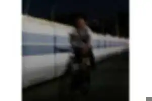 残念ですが、歩道を安心して歩けない状況になっていますので、特にお子様はご注意ください。
10分間くらいの間に、無灯火で急に現れる自転車や、スマホ見ながら運転されて衝突しかけられるなど。写真５枚では足りないくらいの違反に驚くばかりです。
どうか、大事故に巻き込まれませんように！