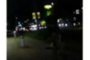 残念ですが、歩道を安心して歩けない状況になっていますので、特にお子様はご注意ください。
10分間くらいの間に、無灯火で急に現れる自転車や、スマホ見ながら運転されて衝突しかけられるなど。写真５枚では足りないくらいの違反に驚くばかりです。
どうか、大事故に巻き込まれませんように！