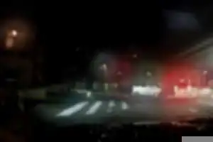 軽〇便のロゴ入り軽バン
画像の左斜め前の道路は優先道路だが、複雑な五差路なので軽バンから来ると自転車や歩行者が見づらいので、基本的に大半の車は徐行する。
しかしこの軽バンは既に一時停止した上、左右確認して進行していたN-BOX？に対して猛スピードで来て相手をバックまでさせて割り込みしていた。
HPだとそこそこの会社だが、雇われなのか？看板借りての独立事業者なのかはどうでもいい話ですが、自己中心的な運転してるから「軽バン配達は〇〇」と言われるのだと。