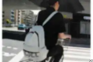 自転車の無法地帯につき要注意！信号無視はあたりまえ、傘さし運転あたりまえ、急に幅寄せを伴う進行妨害も日常茶飯事。さらに逆走もあり。最近では、特に信号無視や逆走は前科がつくこともある危険運転なので、違反される自転車の運転手も要注意。