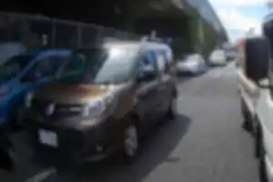 伊丹市荒牧の国道176号。 救急車が接近し、道を開けたスペースを救急車について走っていくヤバい女。 隣には旦那らしき男が乗車。 クラクションの嵐でし