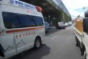 伊丹市荒牧の国道176号。 救急車が接近し、道を開けたスペースを救急車について走っていくヤバい女。 隣には旦那らしき男が乗車。 クラクションの嵐でし