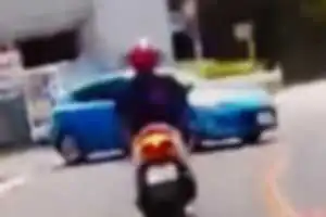 マックから出ようと待ってる時点で道路はみ出しやろー
対向も原チャも来てるのに無理やり割り込み
我先根性
7540