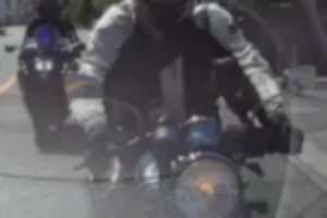 ゴキブリバイク(車種不明)に乗ったゴキブリ野郎。
車間距離詰めすぎなのと停車時にぶつけるかの勢いで停車しやがった。
黄色の模様が入ったフルフェイスに被ってた。
単独事故で痛い目みろバイカス野郎！