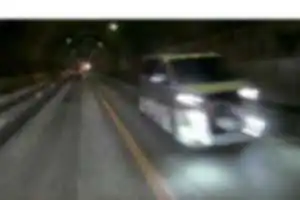 トンネル内ハイビーム。先行車もいて、
入口から300m走っててもローに切り替えない
30前期アルファード2.5X白ドアミラーポジション