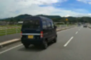 スズキ エブリィ 紺色
黒系の社外ホイール
車間距離不保持
生活道路を猛スピードで走行
ハンドル12時持ちの面長イキリ老人
不審者