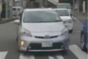 一刻も早く右折したいがために、反対車線を利用して右折待機車をまくろうとするプリウス。
対向車線の車両有無の確認すら行わない路上のならず者。
動画でも記録を残してあります。