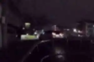 方向指示器なしの急な左折。当車両は、直前にも妨害運転を行っており。違反を繰り返す大変危険な運転手。この車およびナンバーには要注意！