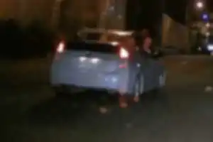 2023年7月16日午前2時25分頃
保土ケ谷バイパスにて、走行車線にトラックが走行していたため追い越し車線に車線変更したのですが、プリウスがトラックとほぼ並走するかたちで、もともと追い越し車線を走行しており、こちらは十分な車間で、寄せたり煽ったり譲れ合図など一切していないにも関わらず、ウォッシャーを物凄くかけられ車体を汚されました。その後走行車線へとプリウスは戻っていきましたが、車間をとっていても高速走行のため物凄くかかりました。視界も突然遮られますしとても危険でイタズラなどでは許されない行為だと思います。
雨か？と思うぐらい飛んできたので、フロントの普通のウォッシャーじゃない気がします。イタズラするつもりで、ウォッシャーノズルを意図的に加工して、噴射したのかもしれないです。
車種　30プリウス前期
色　暗くて分かり難かったですが、おそらく水色だと思いますが、もしかしたらパールホワイトかも