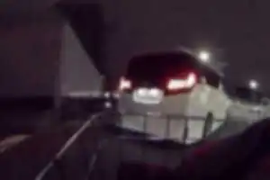 進路妨害。一時停止を超え、完全に歩行者および自転車の進路をふさぐ形で停止。
やむなく、自転車である私は停止させられた。