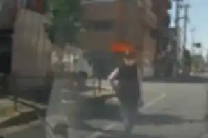 横断歩道外で無謀な横断をしていた中年のおっさんが危険だったためクラクションを鳴らしたところ、逆切れしてき、殴りかかろうとしてきました。