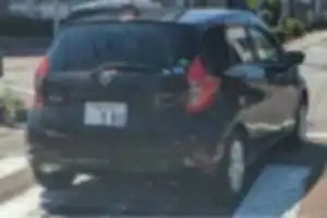 運転に関して、自分の向かう方向が判らないのか？車間距離を詰め煽ってくる！NISSAN NOTE ボディカラーブラウン