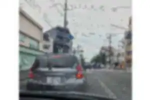 60歳前後の女性日産ノート
急な割り込みしたにもかかわらず、運転席窓を開けゴミをポイ捨て
ドアミラー越しに相手が後ろを見ているのは、分かっていましたので、割り込みもゴミのポイ捨ても「私は悪くないでしょ」言わんばかりの態度だった。