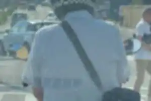 片側2車線の幹線道路
朝8時前にチョロチョロと車の間に割り込み
赤信号では絶対に先頭車両の前に出てきます
警察は車ばかりではなく、こういう原付野郎を取り締まってほしい。
市役所・県庁職員の自転車、バイクのマナーの悪さにはうんざり