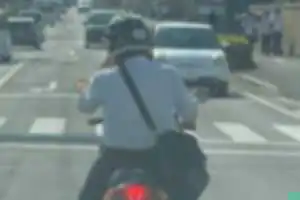 片側2車線の幹線道路
朝8時前にチョロチョロと車の間に割り込み
赤信号では絶対に先頭車両の前に出てきます
警察は車ばかりではなく、こういう原付野郎を取り締まってほしい。
市役所・県庁職員の自転車、バイクのマナーの悪さにはうんざり