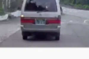 スピードも緩めず 右折強行ですか？
譲る合図も何もしてへんぞ なめとんか おっさん  緑ナンバー